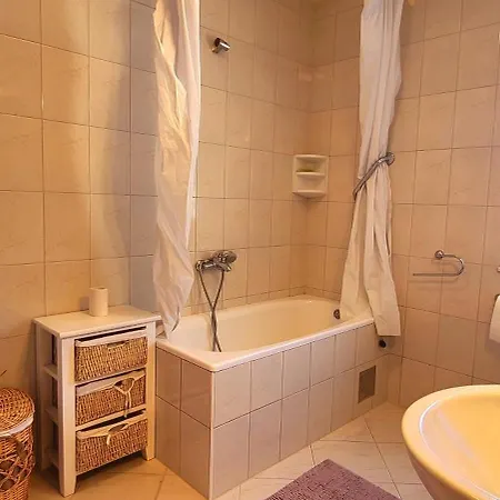 Spacious And Homely Duplex Apartment, 2 Living And 2 Bedrooms - Croeso *
