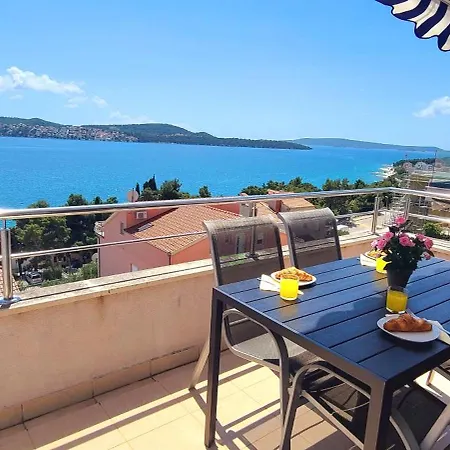 Spacious And Homely Duplex Apartment, 2 Living And 2 Bedrooms - Croeso Apartment *