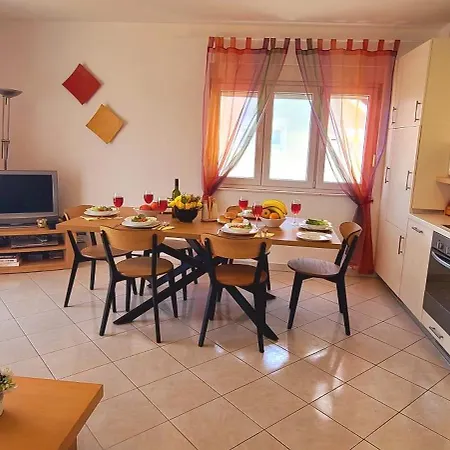 Spacious And Homely Duplex Apartment, 2 Living And 2 Bedrooms - Croeso * Trogir
